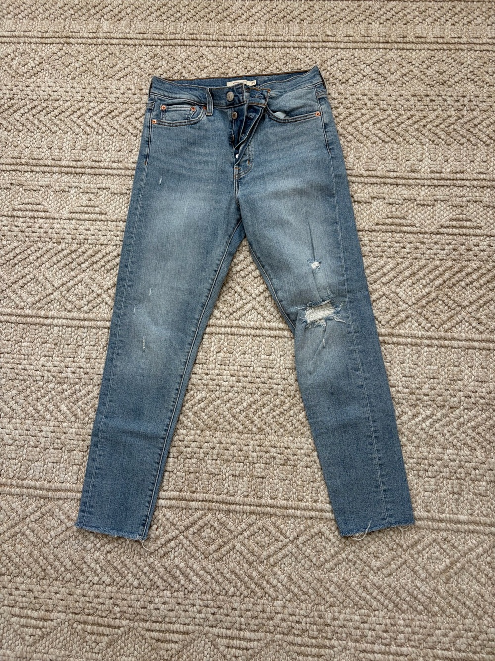 Levi's Women's Skinny Jeans in Faded Blue with Distressed Knee